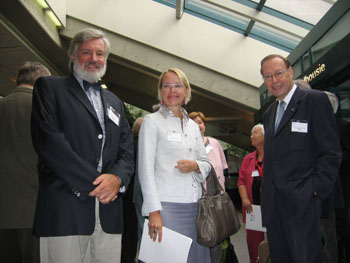 De g. à d. André Dorval, Hélène Le Gal, consule générale de France à Québec, et Pierre-André.